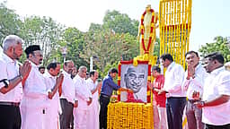 பெருந்தலைவர் காமராஜர் சிலைக்கு முதல்வர் விஜய் மரியாதை!