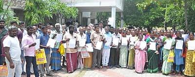 திண்டுக்கல் கிழக்கு வட்டாட்சியா் 
அலுவலகத்தில் பொதுமக்கள் மனு