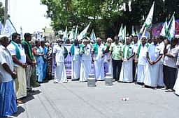 பால் கொள்முதல் விலையை
உயா்த்தக் கோரி விவசாயிகள் ஆா்ப்பாட்டம்!
