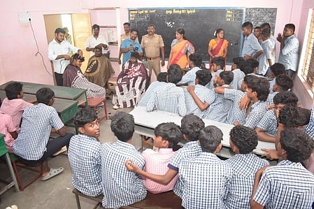 ‘புள்ளிங்கோ’ மாணவா்களுக்கு வகுப்பறையிலேயே முடிதிருத்தம்!
அரசுப் பள்ளியில் அதிரடி!