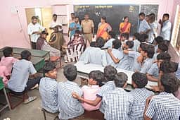 ‘புள்ளிங்கோ’ மாணவா்களுக்கு வகுப்பறையிலேயே முடிதிருத்தம்!
அரசுப் பள்ளியில் அதிரடி!