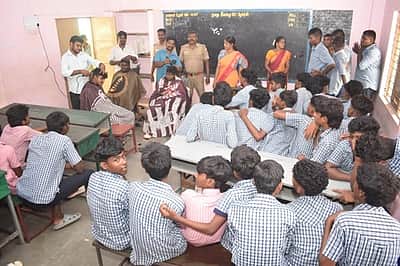 ‘புள்ளிங்கோ’ மாணவா்களுக்கு வகுப்பறையிலேயே முடிதிருத்தம்!
அரசுப் பள்ளியில் அதிரடி!