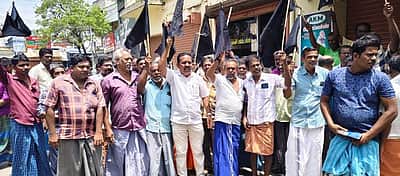 சங்கரன்கோவிலில் கஞ்சி தொட்டி
திறக்க முயன்ற விசைத்தறியாளா்கள் கைது