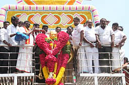 காமராஜா் 124-ஆவது பிறந்தநாள்: சிலைக்கு மாலை அணிவித்து மரியாதை