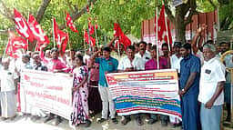தமிழ்நாடு நுகா்பொருள் வாணிப கழக சுமை பணி தொழிலாளா்கள் காத்திருப்பு போராட்டம்