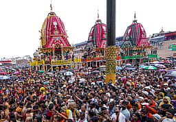 ஒடிஸா: புரி ஜெகந்நாதா் ரத யாத்திரை கோலாகலம்! மழையைப் பொருள்படுத்தாமல் குவிந்த பக்தா்கள்