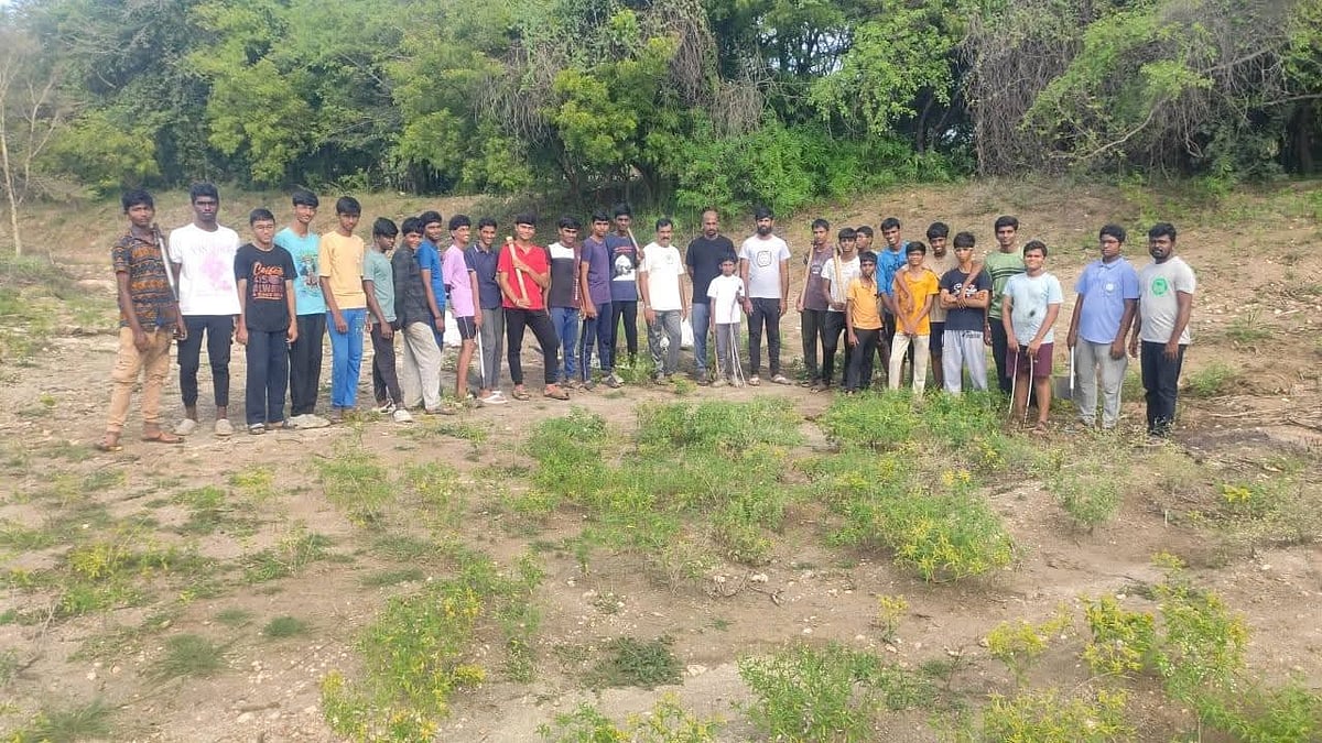 பனை விதைகளை நடவு செய்யும் சம்பத்குமார், நடவுப் பணியில் ஈடுபட்டுள்ள தன்னார்வலர்கள்.