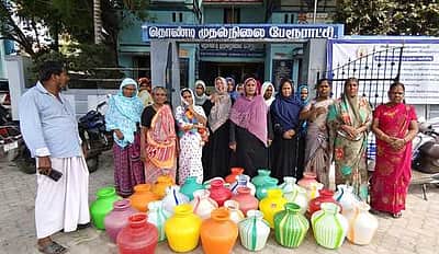 தொண்டி பேரூராட்சி அலுவலகத்தை காலிக் குடங்களுடன் பெண்கள் முற்றுகை