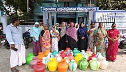 தொண்டி பேரூராட்சி அலுவலகத்தை காலிக் குடங்களுடன் பெண்கள் முற்றுகை
