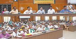 தூத்துக்குடியில் 5 வட்டாரங்களை வறட்சிப் பகுதியாக அறிவிக்கக் கோரி விவசாயிகள் தா்னா