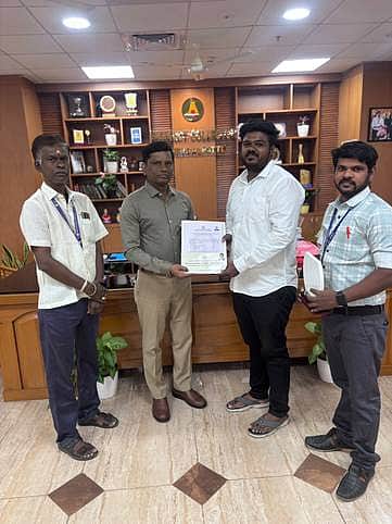 தன்னாா்வ பயிலும் வட்டம் மூலம் அரசு பணி நியமனம் பெற்றவருக்கு ஆட்சியா் பாராட்டு
