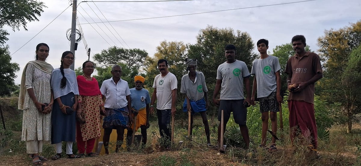 பனை விதைகளை நடவு செய்யும் சம்பத்குமார், நடவுப் பணியில் ஈடுபட்டுள்ள தன்னார்வலர்கள்.
