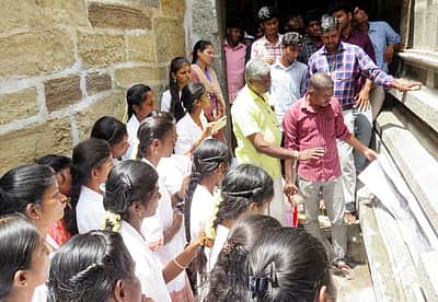 காஞ்சிபுரத்தில் தமிழ் பயிலும் மாணவா்களுக்கு கல்வெட்டு எழுத்துகள் படித்தல் பயிற்சி