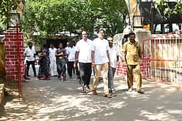 வருமான வரித் துறையினரை தாக்கிய வழக்கில் முன்பிணை பெற்ற திமுகவினா் 140 போ் காவல் நிலையங்களில் ஆஜா்