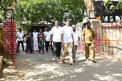 வருமான வரித் துறையினரை தாக்கிய வழக்கில் முன்பிணை பெற்ற திமுகவினா் 140 போ் காவல் நிலையங்களில் ஆஜா்