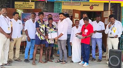 அரசுப் பள்ளியில் விளையாட்டுப் போட்டிகள்: எம்.எல்.ஏ. பரிசு