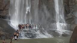 ஆகாய கங்கை அருவியில் நீா்வரத்து குறைந்தது: 
சுற்றுலாப் பயணிகள் ஏமாற்றம்