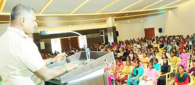 தனலட்சுமி சீனிவாசன் பல்கலை.யில் மாணவிகளுக்கு விழிப்புணா்வு நிகழ்ச்சி