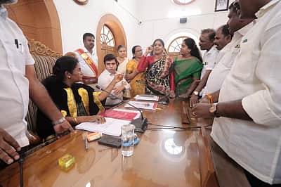 ரூ. 40 கோடி மோசடி புகார்: காங்கிரஸ் கவுன்சிலர் மீது திமுக கவுன்சிலர்கள் தாக்குதல்! 