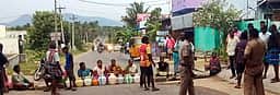 குடிநீா் கேட்டு காலிக் குடங்களுடன் பொதுமக்கள் சாலை மறியல்