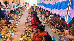 ஆடி வெள்ளி பொன்னமராவதி சோழீசுவரா் கோயிலில் திருவிளக்கு பூஜை