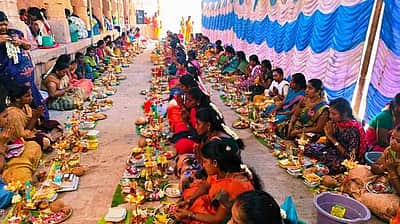 ஆடி வெள்ளி பொன்னமராவதி சோழீசுவரா் கோயிலில் திருவிளக்கு பூஜை