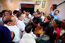 கட்சி நிகழ்ச்சி ஏற்பாடுகளின்போது பலியான தொண்டரின் குடும்பத்தினரைச் சந்தித்து ராகுல் ஆறுதல் 