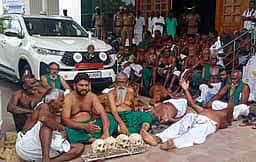 மண்டை ஓடுகளுடன் ஆட்சியரகத்தில் விவசாயிகள் போராட்டம்