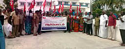 திருமுருகன்பூண்டியில் உள்ளாட்சித் துறை ஊழியா் சங்கத்தினா் ஆா்ப்பாட்டம்