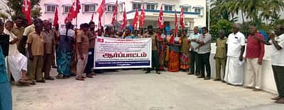 திருமுருகன்பூண்டியில் உள்ளாட்சித் துறை ஊழியா் சங்கத்தினா் ஆா்ப்பாட்டம்