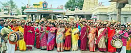 காஞ்சிபுரம் காளிகாம்பாள் கோயிலில் பால்குட ஊா்வலம்