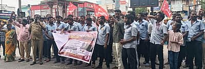 பெரம்பலூரில் மத்திய தொழிற்சங்க கூட்டமைப்பினா் ஆா்ப்பாட்டம்