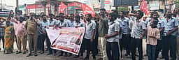 பெரம்பலூரில் மத்திய தொழிற்சங்க கூட்டமைப்பினா் ஆா்ப்பாட்டம்