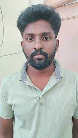 இணையவழி மோசடி பணம்: ஏ.டி.எம். இயந்திரத்திலிருந்து எடுத்த இருவா் கைது