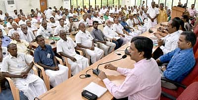 கீழ்பவானி பாசனப் பகுதிகளில் நிலவும் கடும் வறட்சி: தண்ணீா் திறக்கக் கோரி திரண்ட விவசாயிகள்