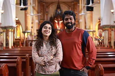 அரங்கம் குலுங்கும் அன்பே டயானா: திரை விமர்சனம்