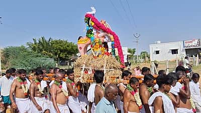 மூன்று ஆண்டுகளுக்குப் பிறகு
வெங்கலமுடையாா் கோயிலில் புரவி எடுப்புத் திருவிழா