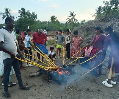 கரூா் ஆற்றங்கரைகளில் தேங்காய் சுடும் விழா: புதுமணத் தம்பதிகள் திரளாக பங்கேற்பு