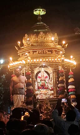 காஞ்சிபுரம் காமாட்சி அம்மன் தங்கத் தேரில் பவனி
