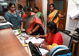 திருவள்ளூா், ஸ்ரீபெரும்புதூா் வட்டாட்சியா் அலுவலகங்களில் 
லஞ்ச ஒழிப்பு போலீஸாா் சோதனை
