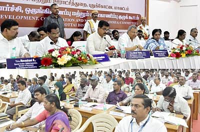 அரசின் திட்டப் பணிகள்: அதிகாரிகளுக்கு எம்.பி. அறிவுறுத்தல்