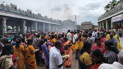 பண்ணாரி அம்மன் கோயிலில் 
பெண்கள் விளக்கேற்றி வழிபாடு