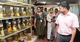 தூத்துக்குடி தமிழ்நாடு கடல்சாா் பயிற்சிக் கழகம், மத்திய கடல் மீன்வள ஆராய்ச்சி நிறுவனத்தில் ஆட்சியா் ஆய்வு