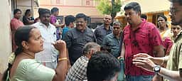 கலைப் போட்டிகளில் பங்கேற்க அனுமதி மறுப்பு: பள்ளியை முற்றுகையிட்ட மாணவா்கள், பெற்றோா்கள்!