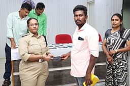 மாயமான 63 கைப்பேசிகள் உரியவா்களிடம் ஒப்படைப்பு!