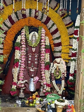 சிறப்பு அலங்காரத்தில் சனீஸ்வரா்.