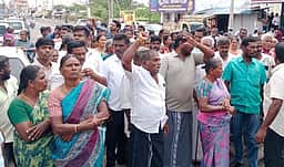 கா்ப்பிணிக்கு தவறான சிகிச்சையால் கருச்சிதைவு! நீதி கேட்டு உறவினா்கள் மறியல்!!