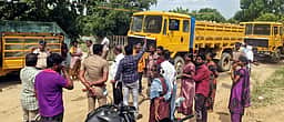 கல்குவாரி லாரிகளை சிறைபிடித்து பொதுமக்கள் போராட்டம்