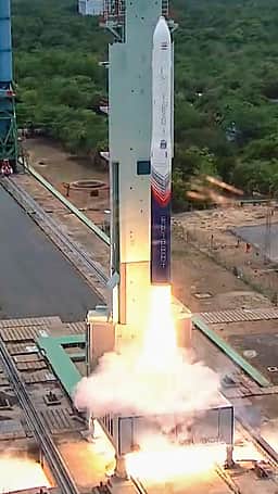 வெற்றிகரமாக விண்ணில் பாய்ந்தது விக்ரம்-1!