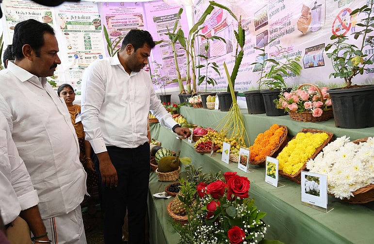 விழாவில் அரசுத் துறை சாா்பில் அமைக்கப்பட்டிருந்த கண்காட்சியை பாா்வையிட்ட அமைச்சா்கள்.